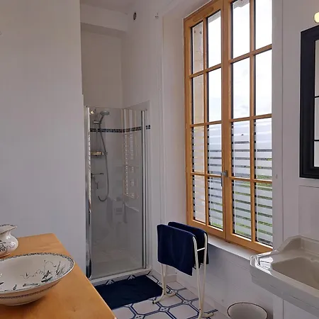 לינה וארוחת בוקר Chateau D'agy 3*